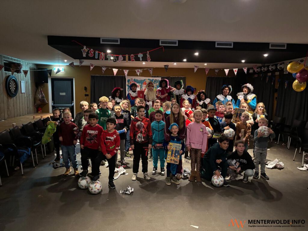 Sinterklaas en Pieten bezoeken jongste leden van v.v. Muntendam