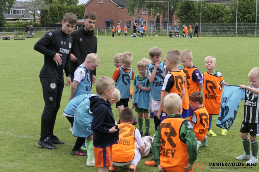 Voetballers ZNC vermaken zich tijdens jeugdclinic FC Groningen