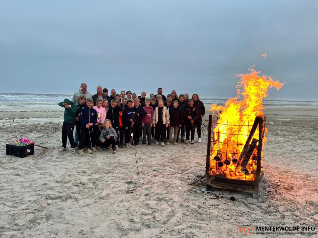 Jeugdteams v.v. Meeden vermaken zich tijdens uitje op Ameland