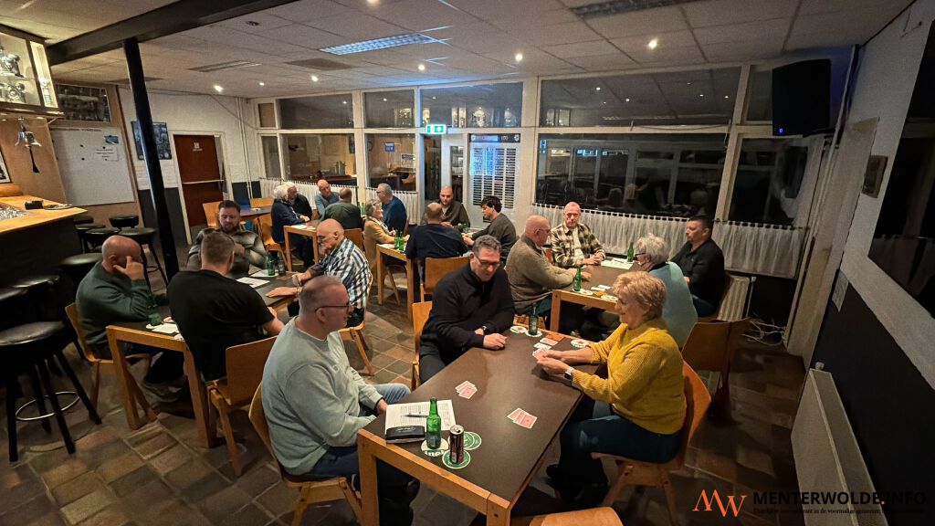 Eerste klaverjasavond v.v. Meeden sinds vele jaren trekt 23 kaarters