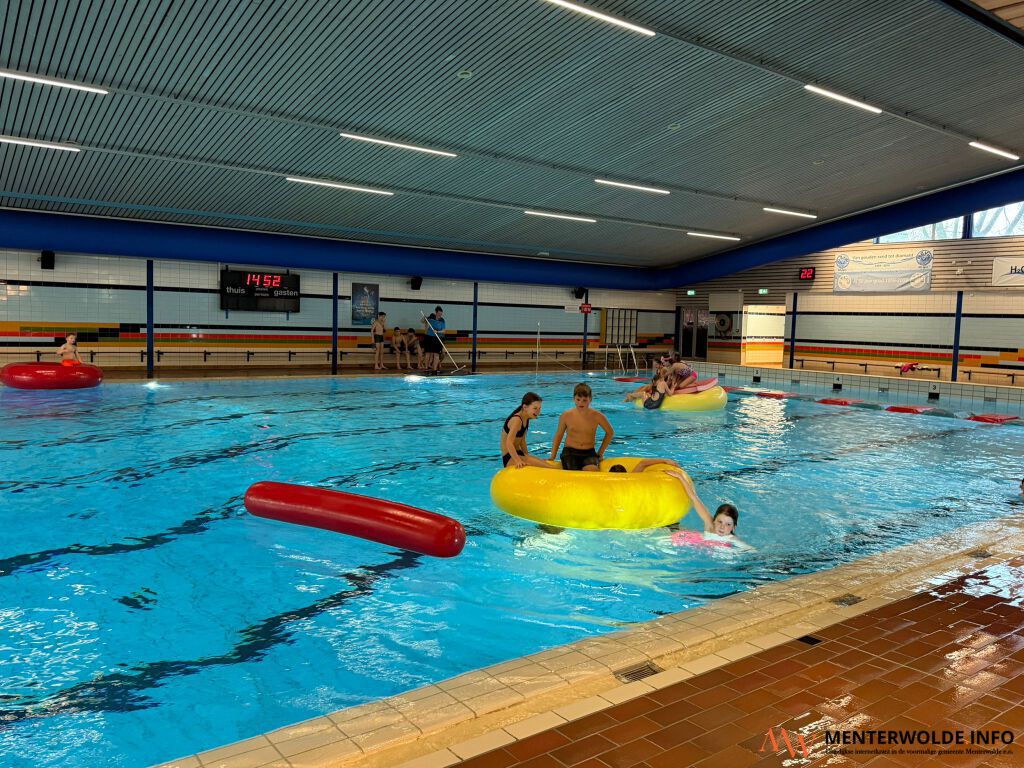 Jeugdleden v.v. Meeden hervatten seizoen met duik in De Watertoren