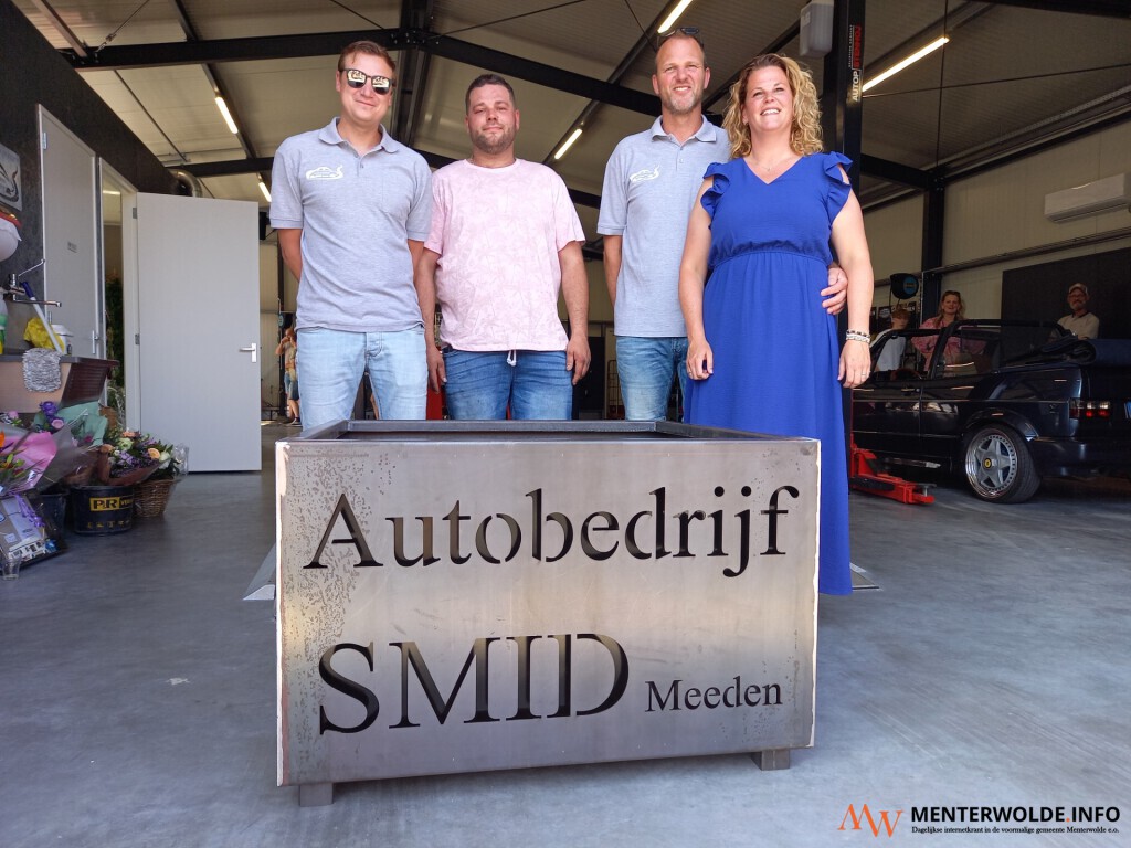 Autobedrijf Smid in Meeden viert feest met dorpsgenoten en relaties