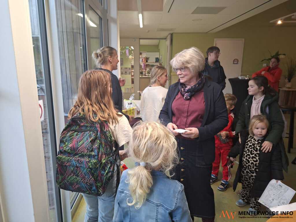 Peuterspeelzaalleidster Ellen schudt veel handen tijdens afscheidsreceptie