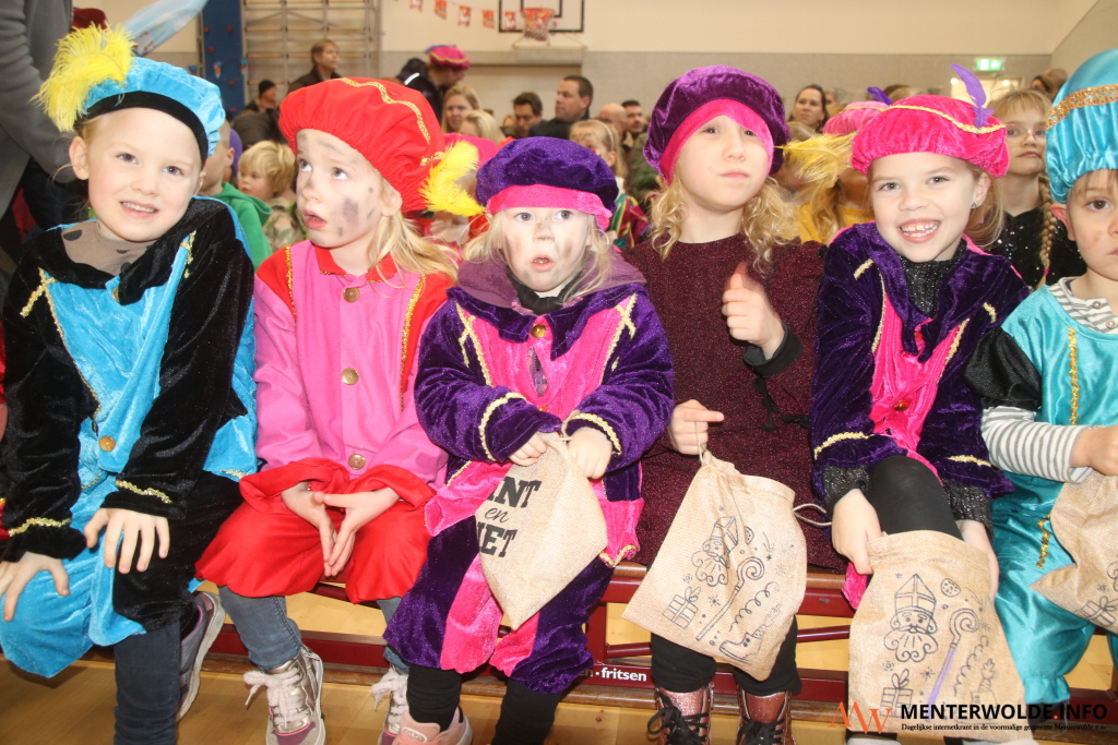 Sinterklaas groots ontvangen in volle sportzaal in Meeden