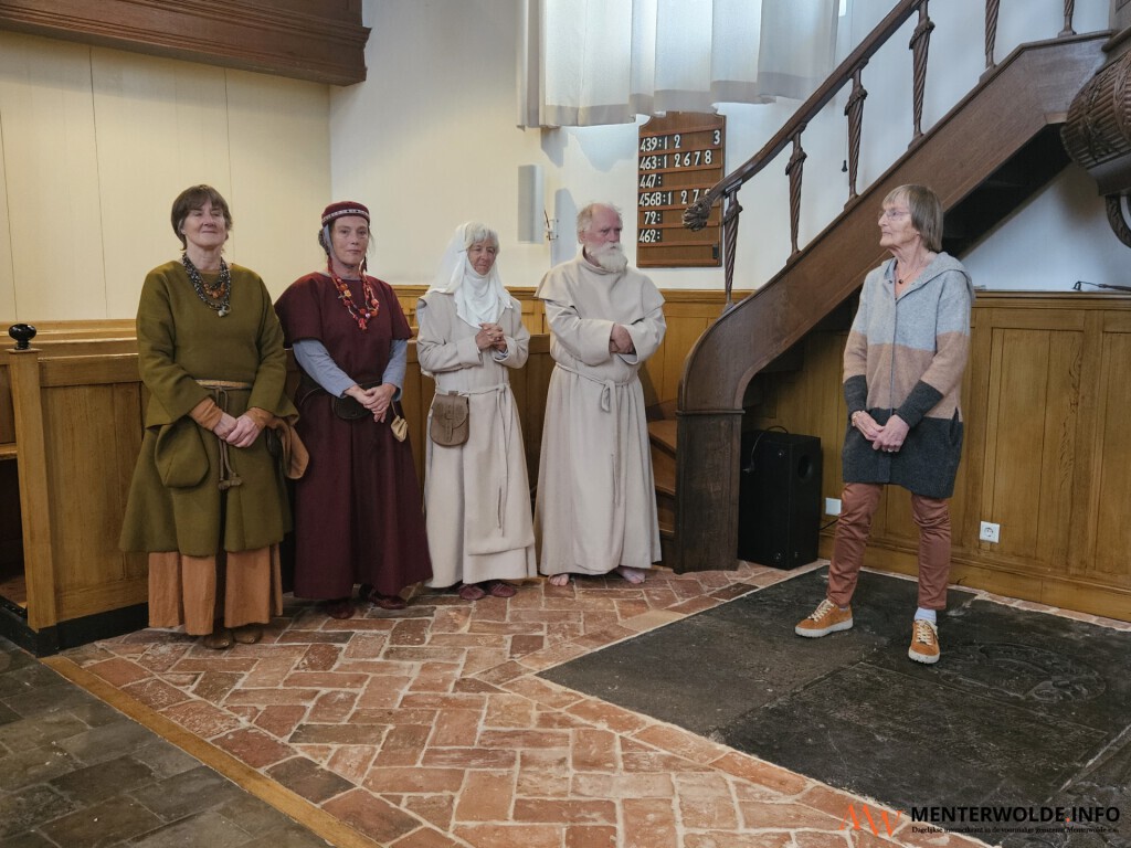 Bezoekers Dorpskerk Meeden gaan terug in de tijd dankzij vertellers
