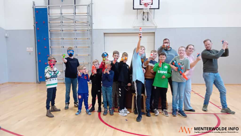 Potje nerf blaster game in Meeden trekt zo'n 20 deelnemers