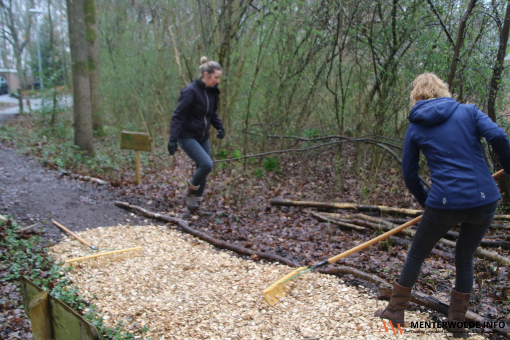 Paden in Speelbos Meeden voorzien van nieuwe snipperlaag