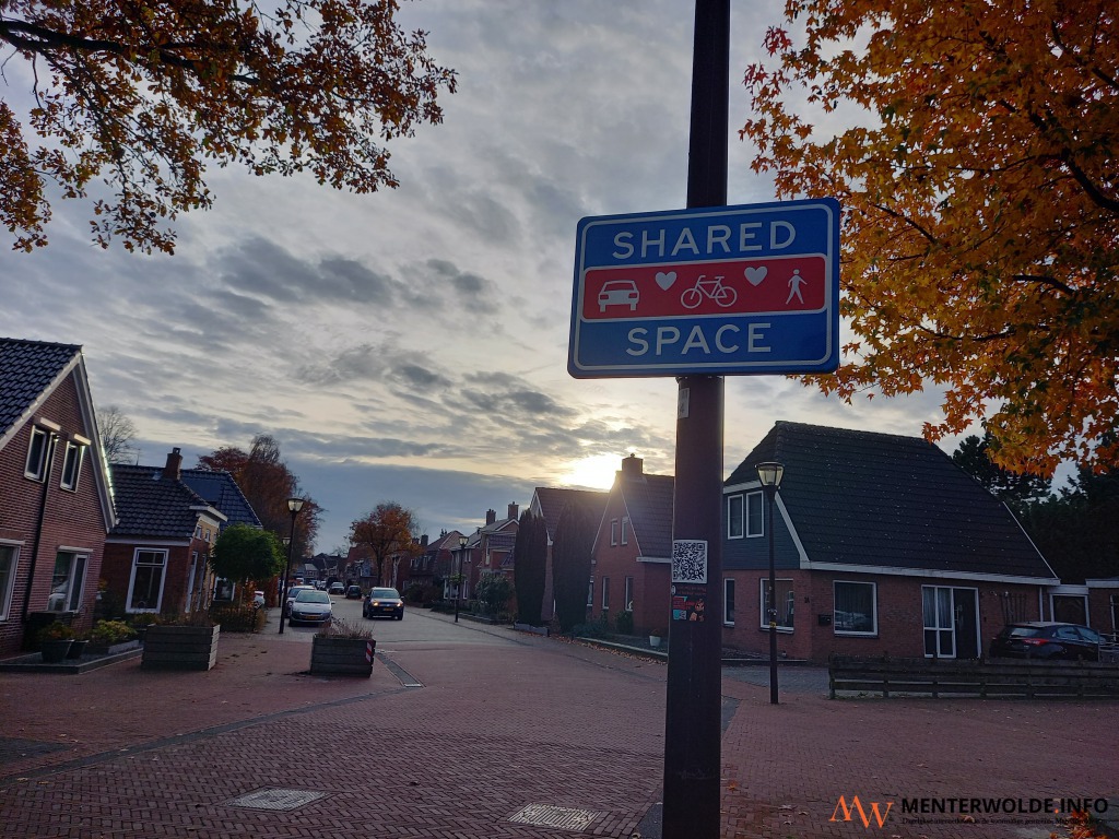Weggebruiker weet nu dat ie shared space-gebied binnenrijdt in Muntendam