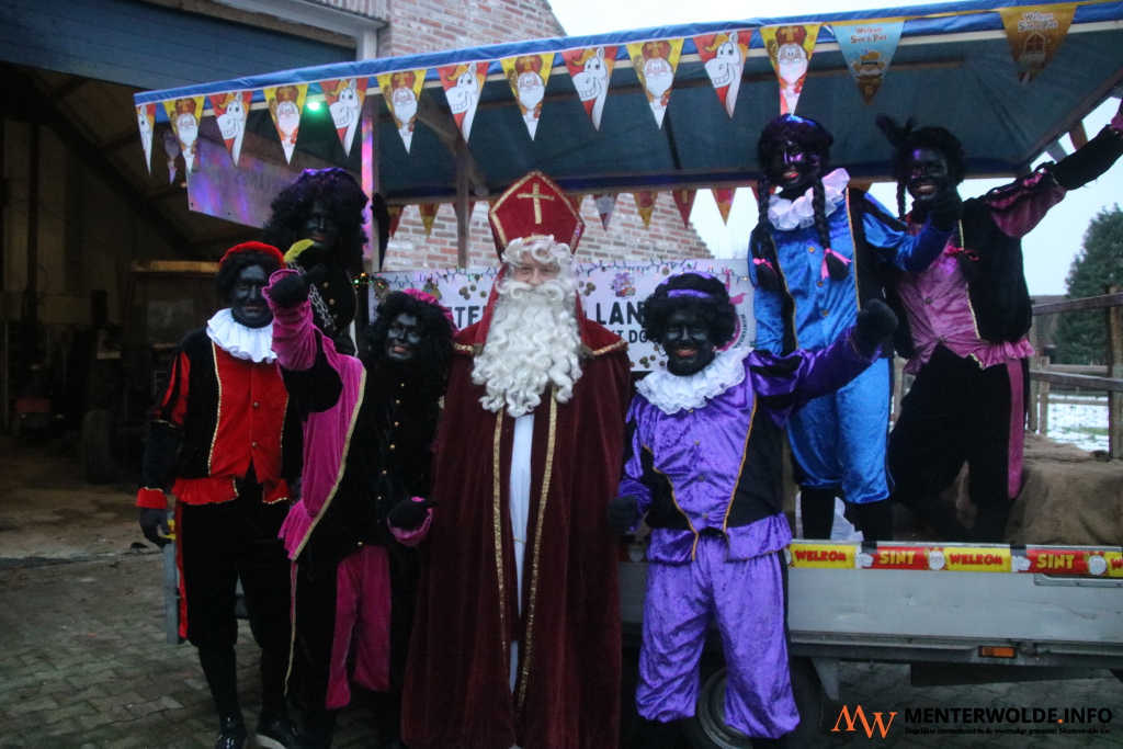 'De Pieten Komen Langs' bezorgt in Muntendam weer Sinterklaascadeaus