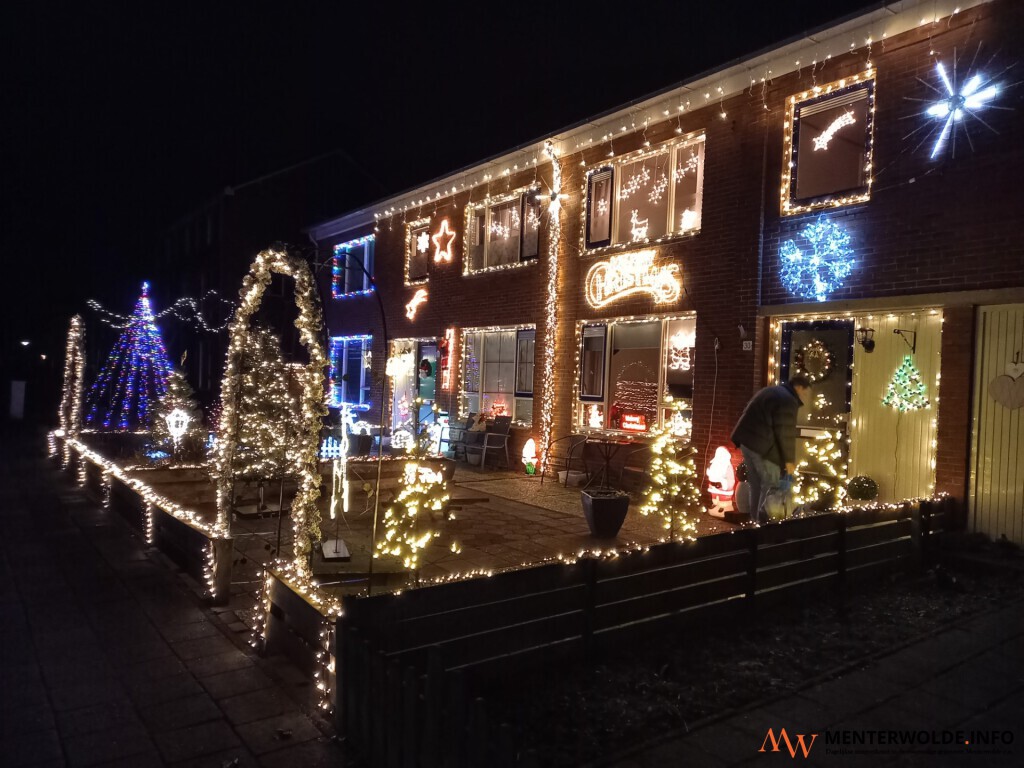 Mail of app in kerst verlichte tuinen en huizen