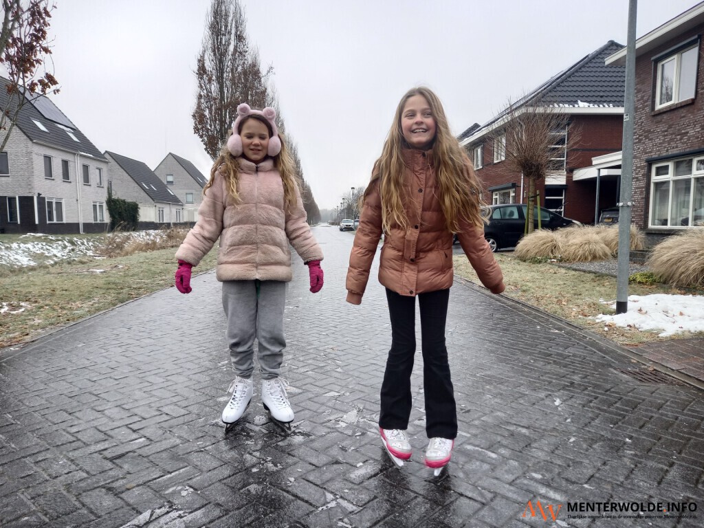 Schaatsplezier op de straat en in achtertuin in Muntendam
