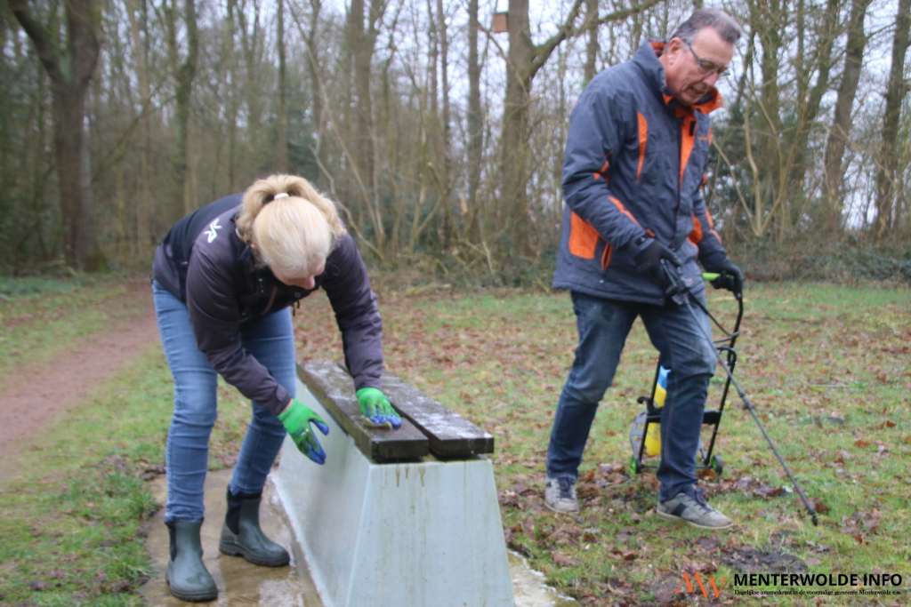 23 vrijwilligers doen voorjaarsschoonmaak in Dorpspark De Akkers