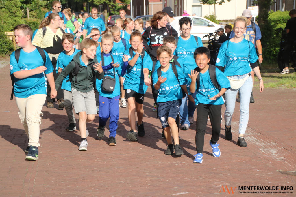 600 deelnemers wandelvierdaagse lopen door Muntendam
