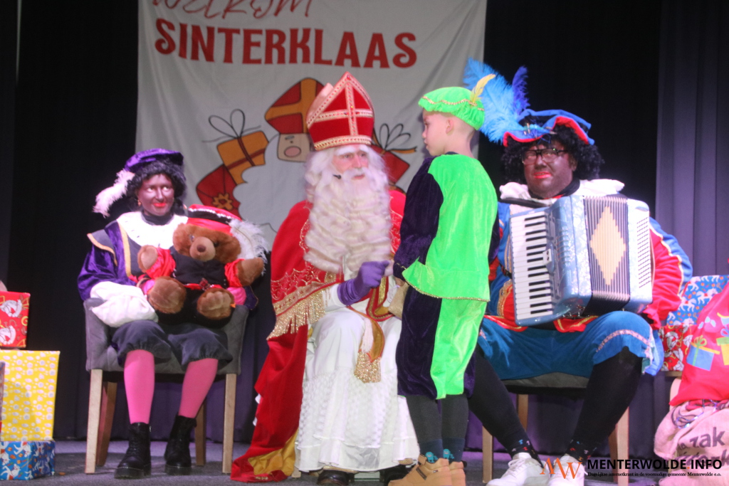 Sint bezoekt met Muziekpiet volle zaal in mfc De Noordsuythoeve