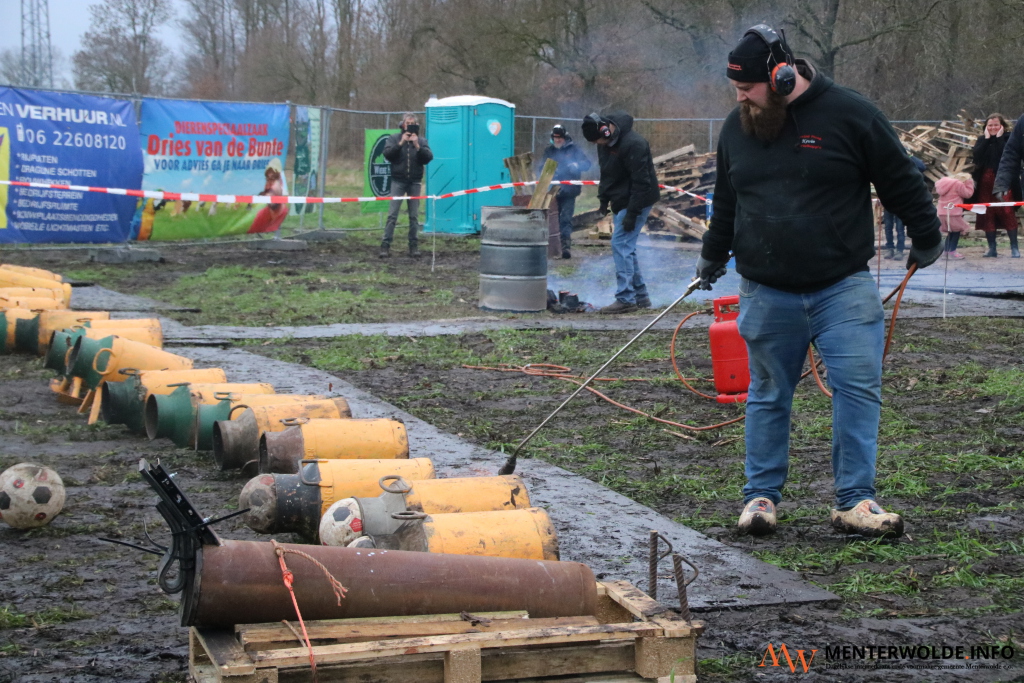 Cardbidschieten in Noordbroek: 150 keer drukken op de rode knop