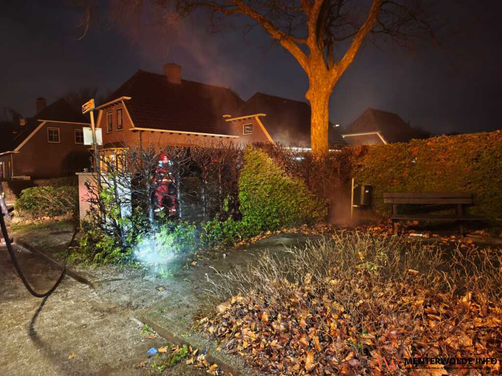 Brandweer naar Noordbroek voor brandende heg