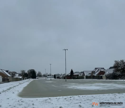 IJsbaan Noordbroek niet open: sneeuw isoleert en vertraagt ijsgroei