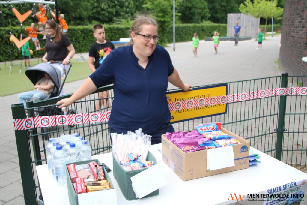 Verkoop snoep en water bij wandelvierdaagse voor nieuwe speeltuinen