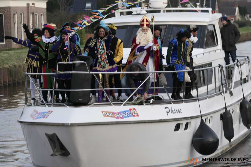 Sinterklaas komt per boot aan in passantenhaven Zuidbroek