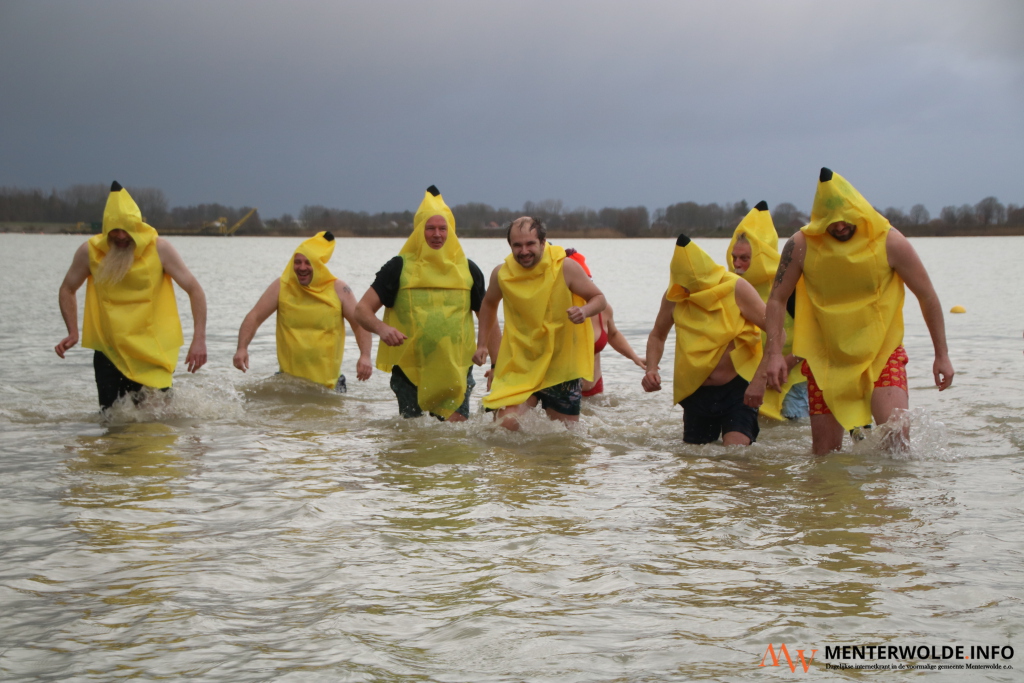 12e nieuwjaarsduik in Zuidbroek trekt liefst 120 dappere deelnemers