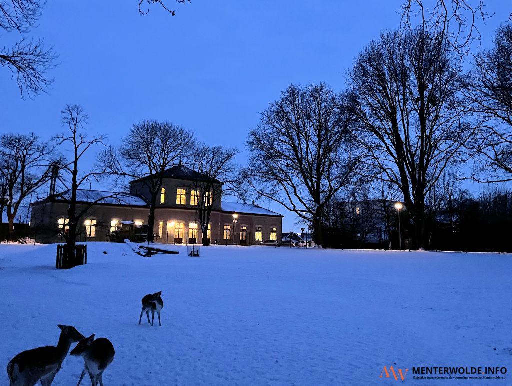 'Warme licht van museum steekt fraai af tegen avondlucht'