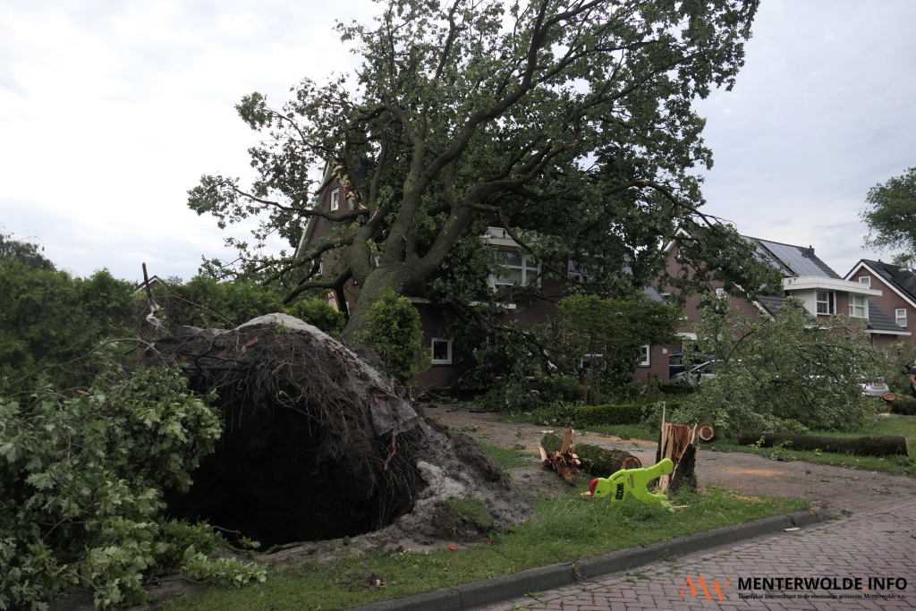 Storm slaat ook Zuidbroek niet over, schade is enorm