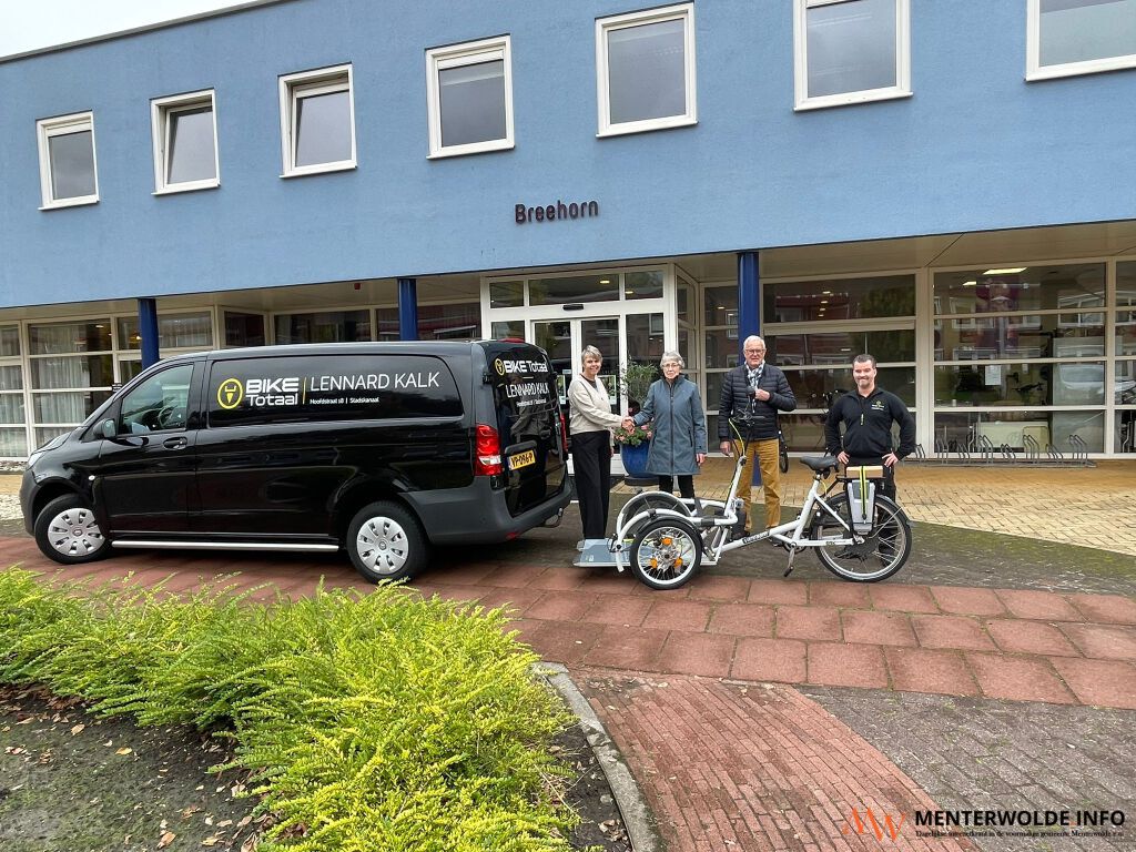 Vrienden van Zorggroep Meander geeft duofietsen en rolstoelfiets weg