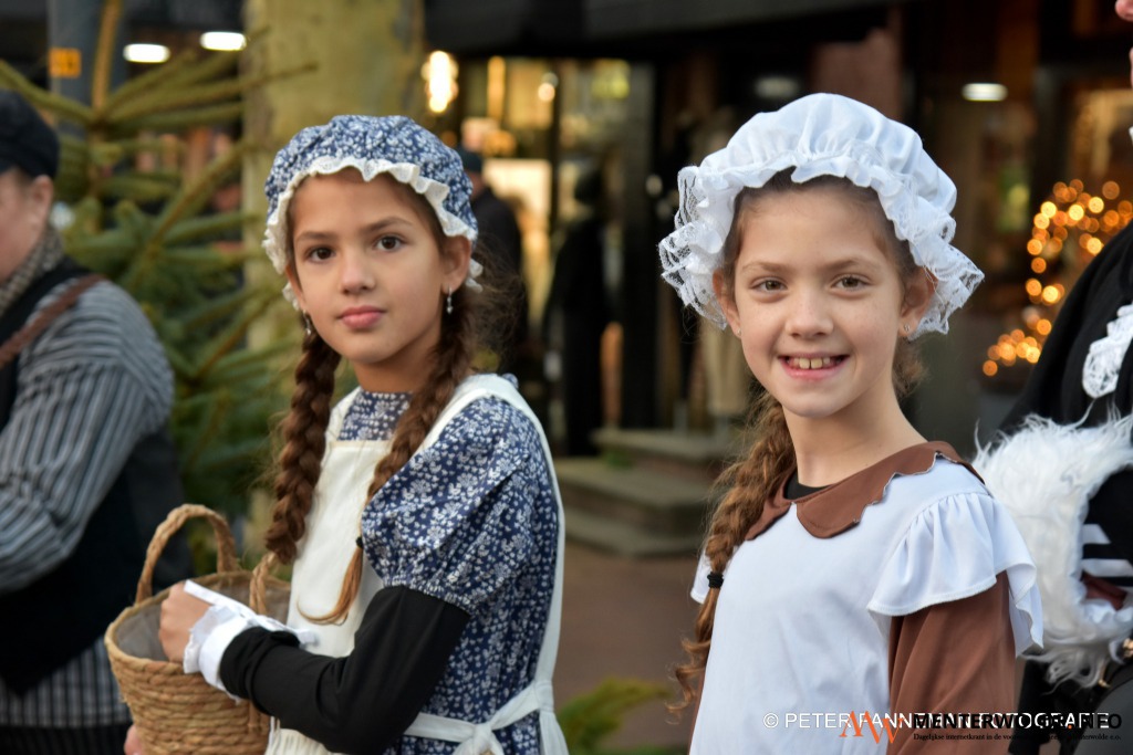 Winterkerstfair met personages uit boeken van Charles Dickens
