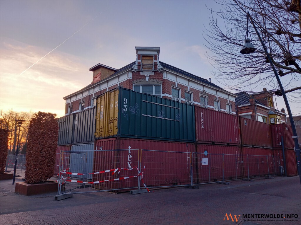Te slopen pand Hensen Bedden 'ingepakt' met zeecontainers