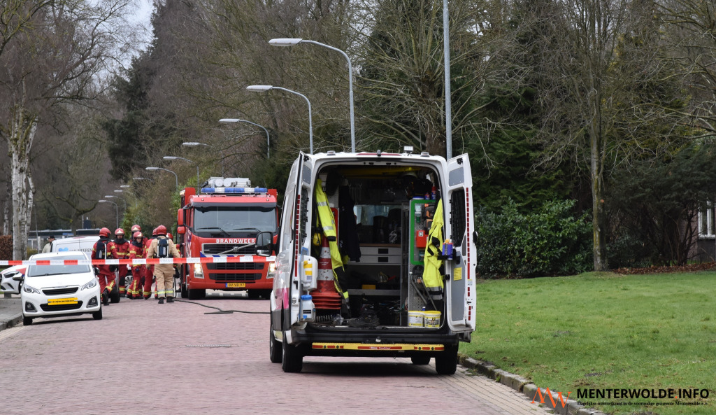 Gasleiding geraakt, woning staat vol gas, deel wijk in Veendam afgezet