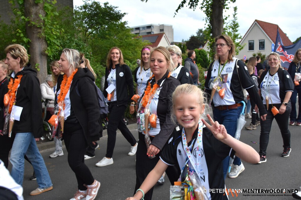 Deelnemers Wandelvierdaagse Veendam als helden binnengehaald