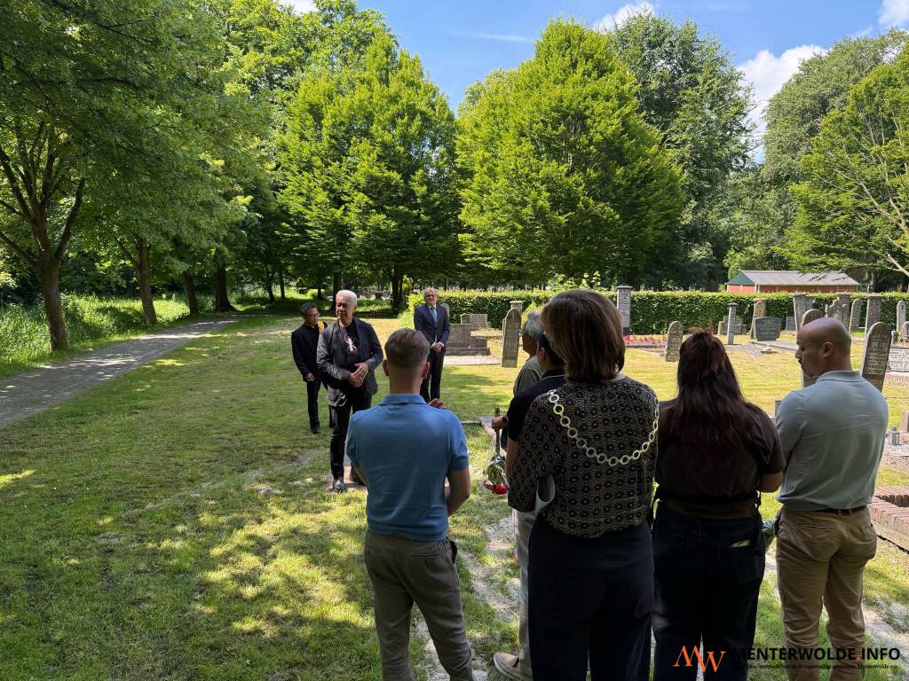 Moluks meisje na 69 jaar herbegraven op kerkhof in Finsterwolde