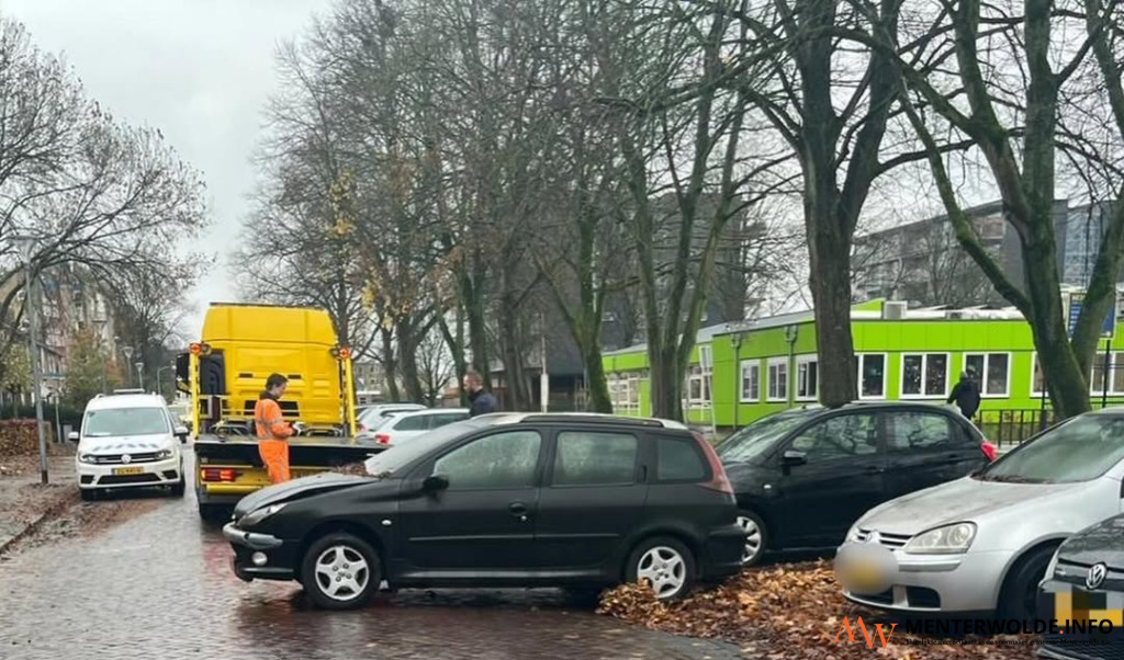 Handhaving verwijdert 2 autowrakken van de openbare weg