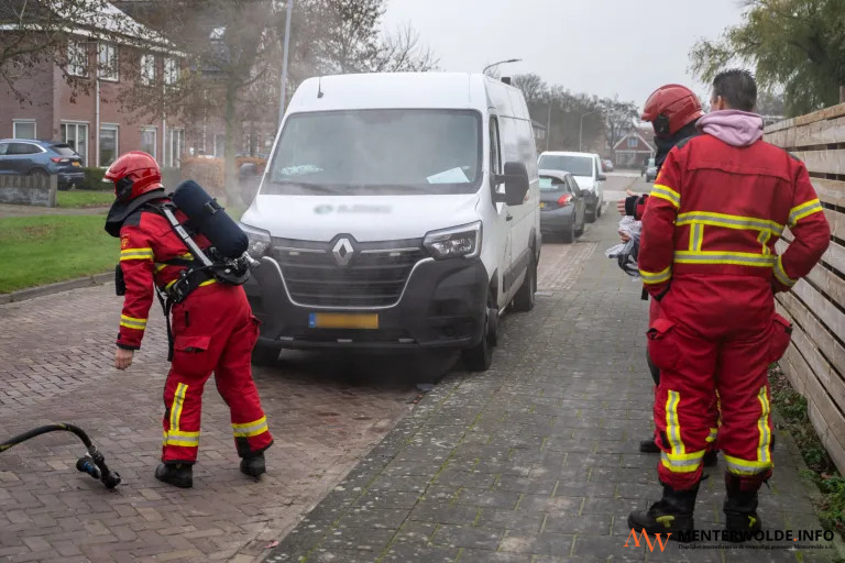 Brandweer rukt uit voor 'schoonbranden' kachel in bestelbusje
