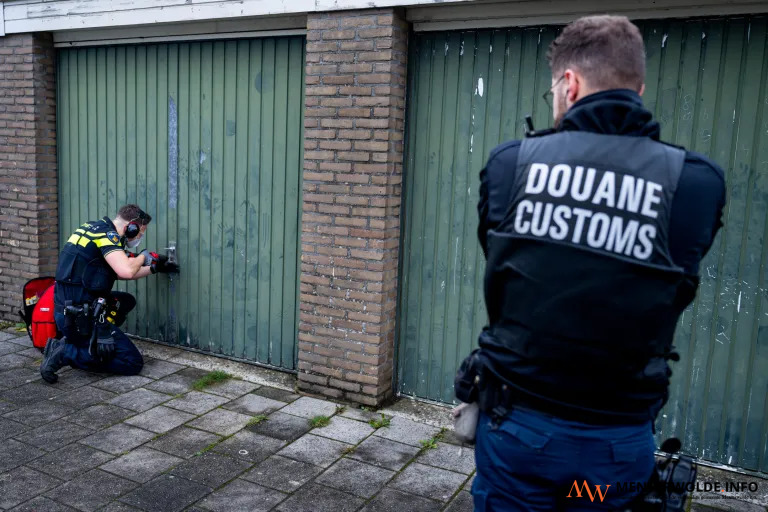 Garageboxen in Hoogezand doorzocht door politie en douane