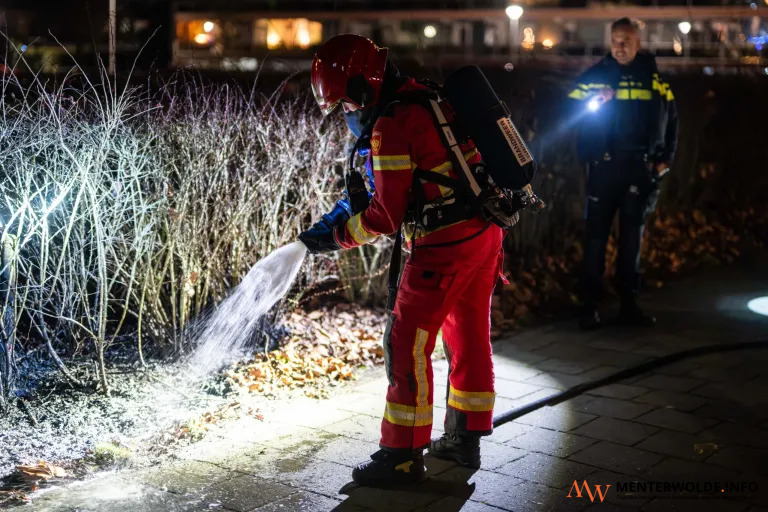 Brandweer Hoogezand rukt uit voor brandende heg aan Troelstralaan
