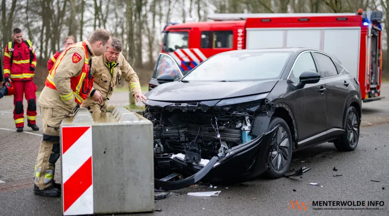 Automobiliste botst op parkeerplaats in Kropswolde op betonblok