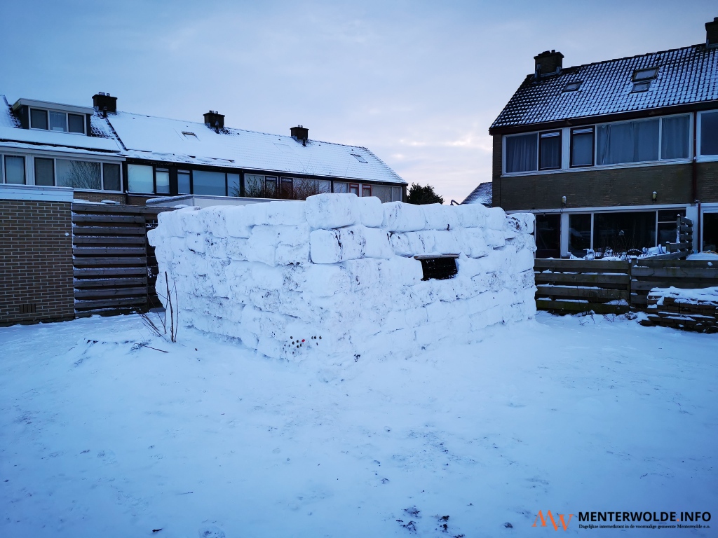 Sneeuwhut bouwen in achtertuin is leuker dan dagje Ninentdo spelen