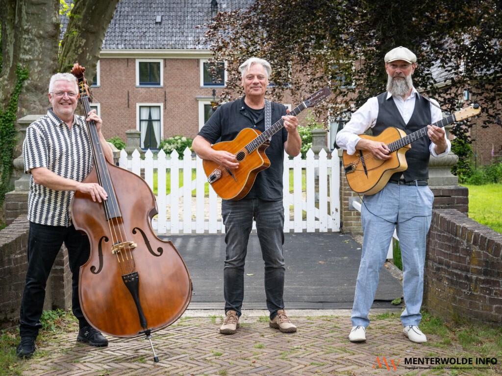 Trio Les Fantaseurs treedt op in De Ent in Hellum