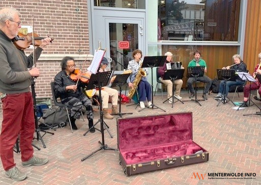 Klezmer Ensemble Veendam treedt op in De Ent in Hellum