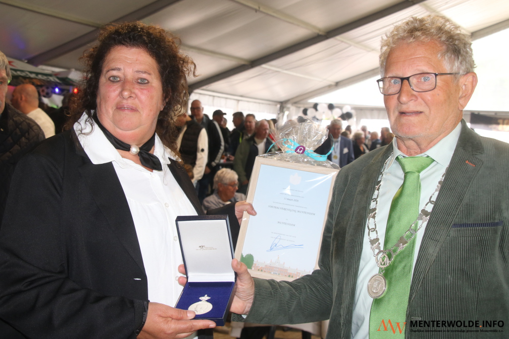 Jubilerende v.v. Muntendam krijgt Koninklijke Erepenning
