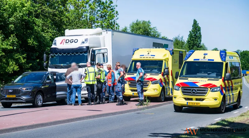 Auto rijdt achteruit op N386 in Kolham en botst op vrachtwagen