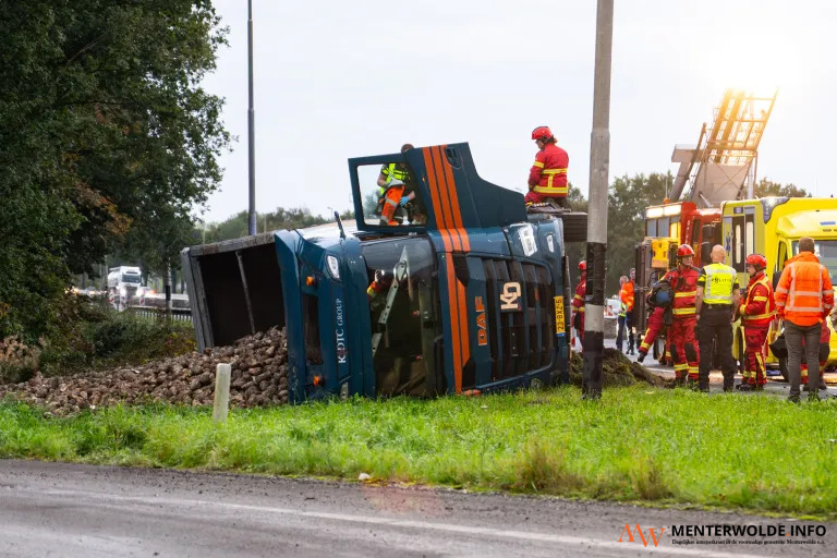 Bietenwagen kantelt op A7 tussen Hoogezand en Foxhol