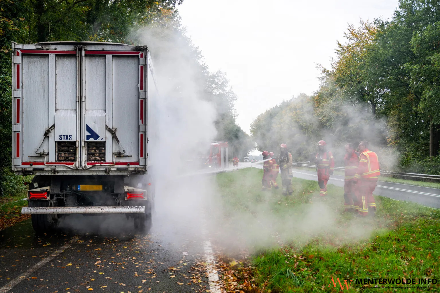 Brand in bietenwagen nabij Froombosch, chauffeur belt zelf 112