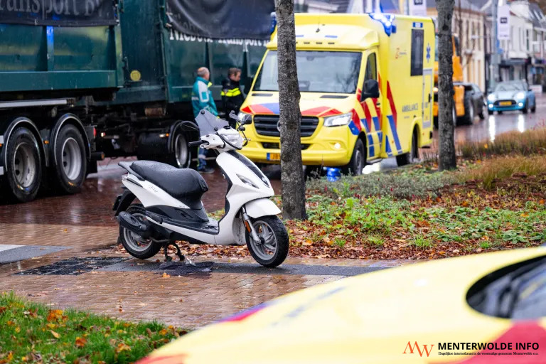 Scooterrijder gewond na aanrijding met vrachtwagen