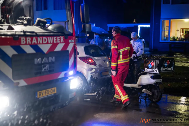 Pizzabezorger botst met scooter achterop auto in Hoogezand
