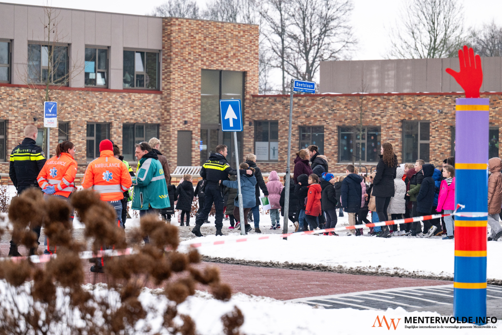 Bommelding bij obs De Achtbaan (en meer scholen), iedereen staat uur buiten