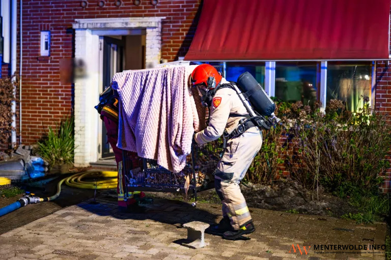 Gewonde bij woningbrand, buurman blust brand in slaapkamer
