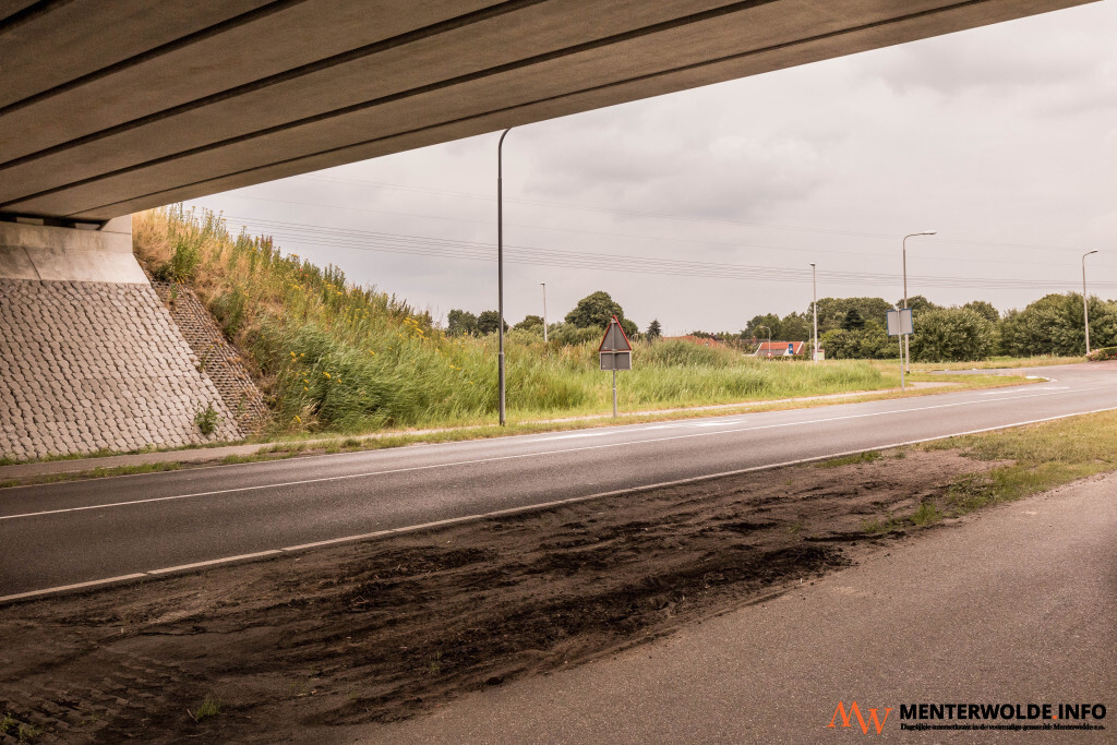 Politie stuurt fotograferende jongens van viaduct Duurkenakker (N33)