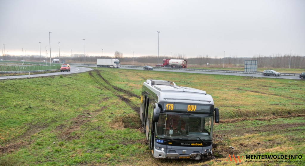 Lijnbus Qbuzz raakt van A7 bij Westerbroek: inzittenden ongedeerd